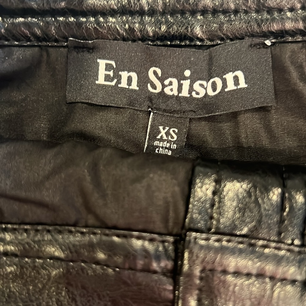 NWOT BLACK SKIRT SIZE XS - Picture 2 of 6